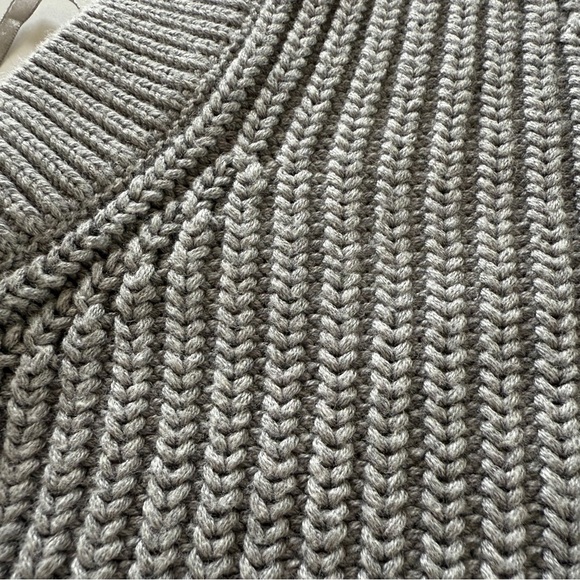 Abercrombie & Fitch- Gray-Sleevless-Knit-V neck-Sweater Dress-Tunic-Size M - Picture 4 of 10